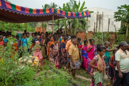 People gathered at death of Sewer Cleaner in Tamil Nadu
