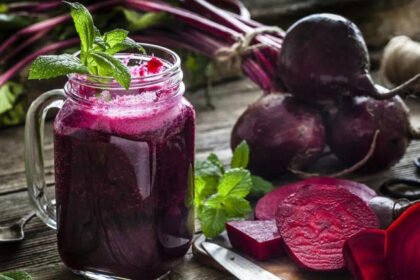 Fresh beetroot juice with sliced beets