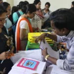 Citizens prepare electoral registration modification forms before the adjusted December 11 submission deadline.