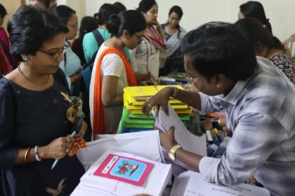 Citizens prepare electoral registration modification forms before the adjusted December 11 submission deadline.