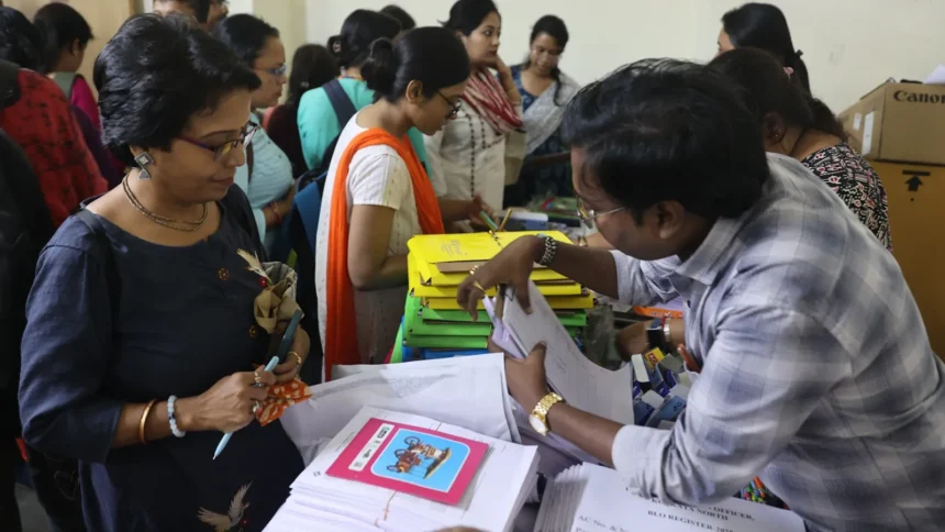 Citizens prepare electoral registration modification forms before the adjusted December 11 submission deadline.